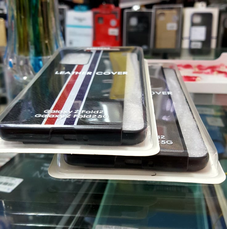 Ốp Lưng Samsung Galaxy Z Fold 2 Thom Browne Leather Cover chất liệu da công nghiệp cao cấp hoạ tiết sang chảnh nỗi bậc logo hãng, ốp có dạng nhựa màu đen kết hợp cùng vân da nhiều màu sắc khác nhau 